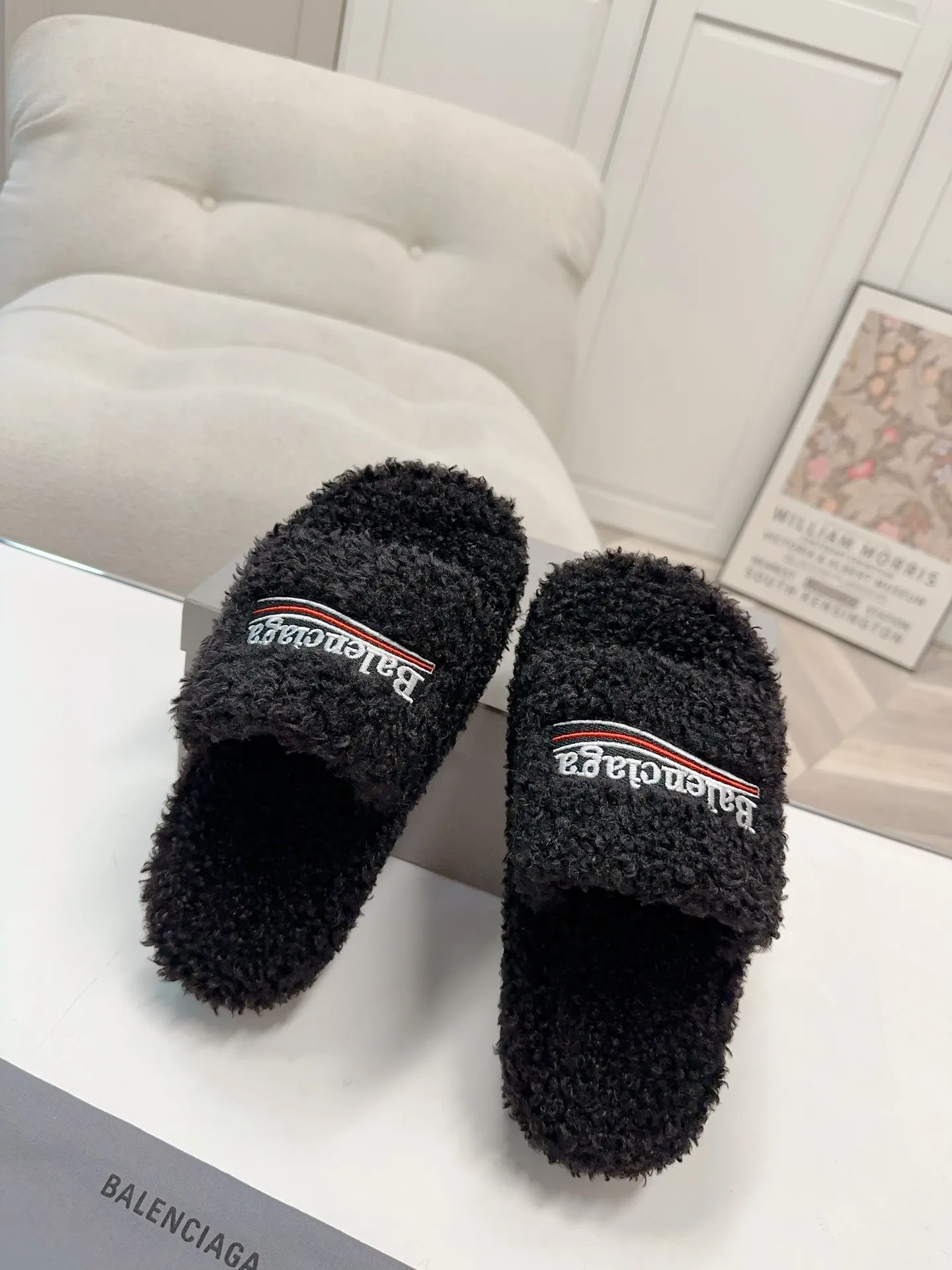 👟👟Ex-factory price 480👟👟Thick-soled Balenciaga autumn and winter trendy wool slippers💕cx upper letter pattern, electric embroidery logo embroidery technology! Full of high-end feel! Especially beautiful on the feet 🦶 🐑Material: wool (very soft and comfortable) 🐑Sole: Original non-slip and wear-resistant outsole 🐑Number/size: Women's 35-41